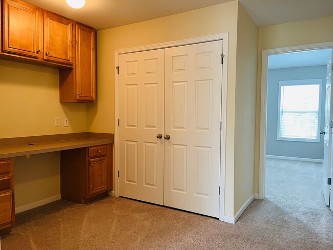 Building Photo - HOA community, swim/tennis, 2 bed, 2bath, ...