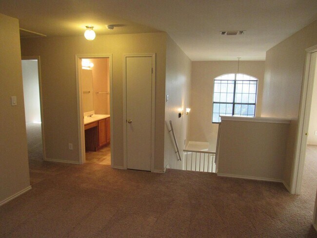 Building Photo - 3 - BEDROOM IN KNOLLCREEK