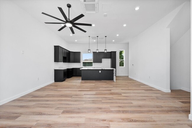 Building Photo - Spacious Townhouse in Dallas