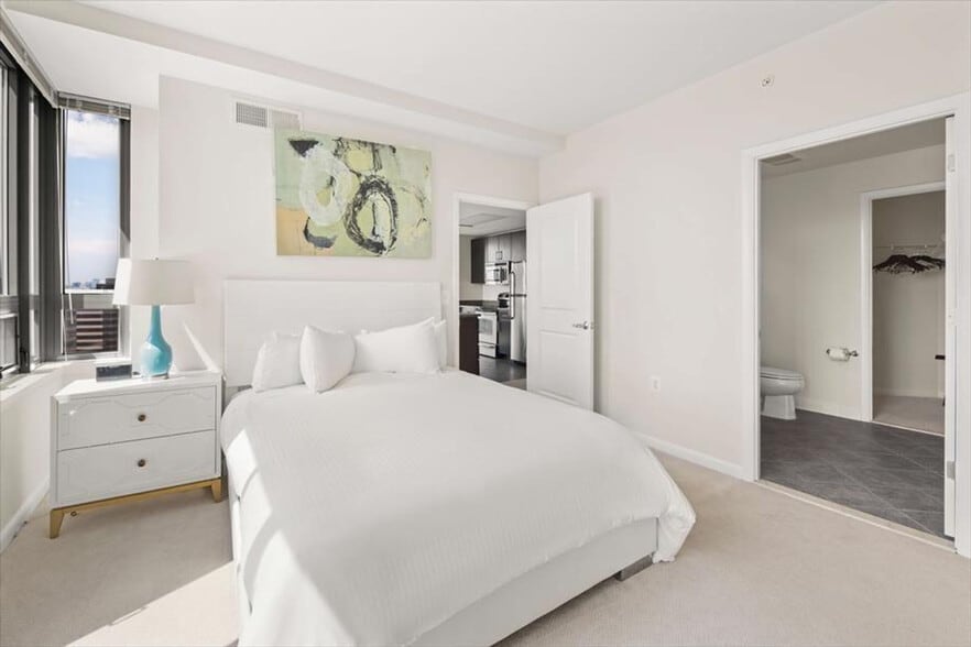 Building Photo - 1405 S Fern St