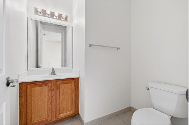 Building Photo - 4 BEDROOMS 3.5 BATHROOMS!! GATED COMMUNITY