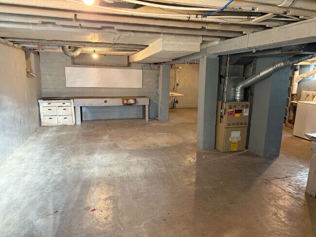Building Photo - Charming 4 Bedroom Home with 2 Full Baths in Grand Rapids