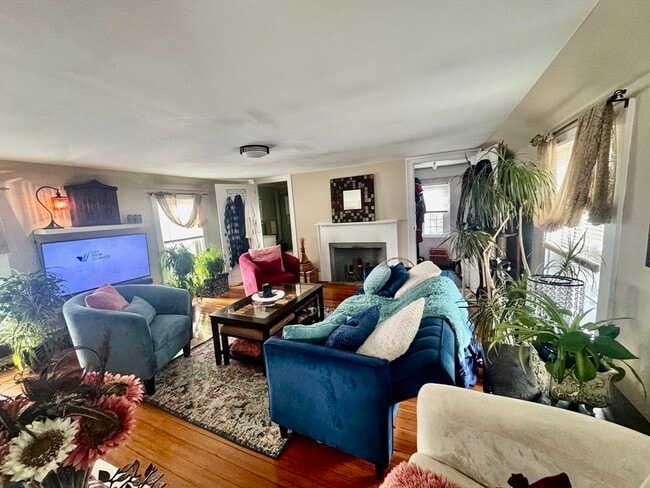 Building Photo - 198 Main St