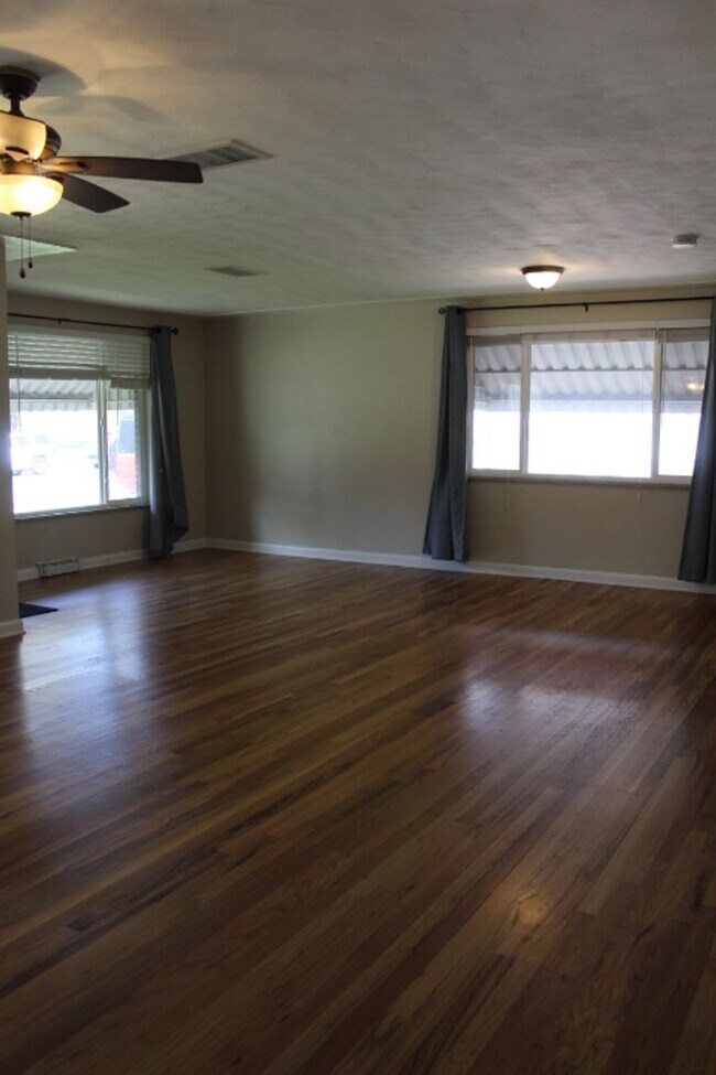 Building Photo - Splendid 3 bedroom/ 1 3/4 bath Ranch in Ha...