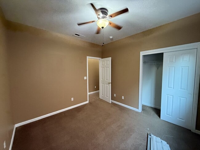 Building Photo - Spacious and Beautiful 4 bedroom luxury ho...