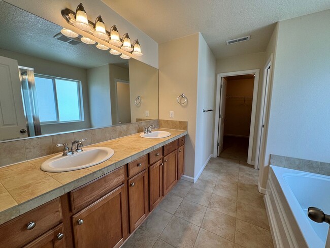 Building Photo - FOR RENT - SUPER CLEAN 4 BEDROOM, 2.5 BATH...