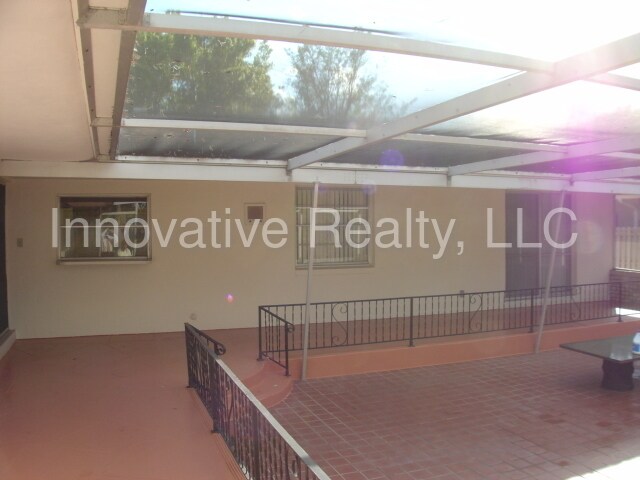 Building Photo - 2351 Woodcrest Dr
