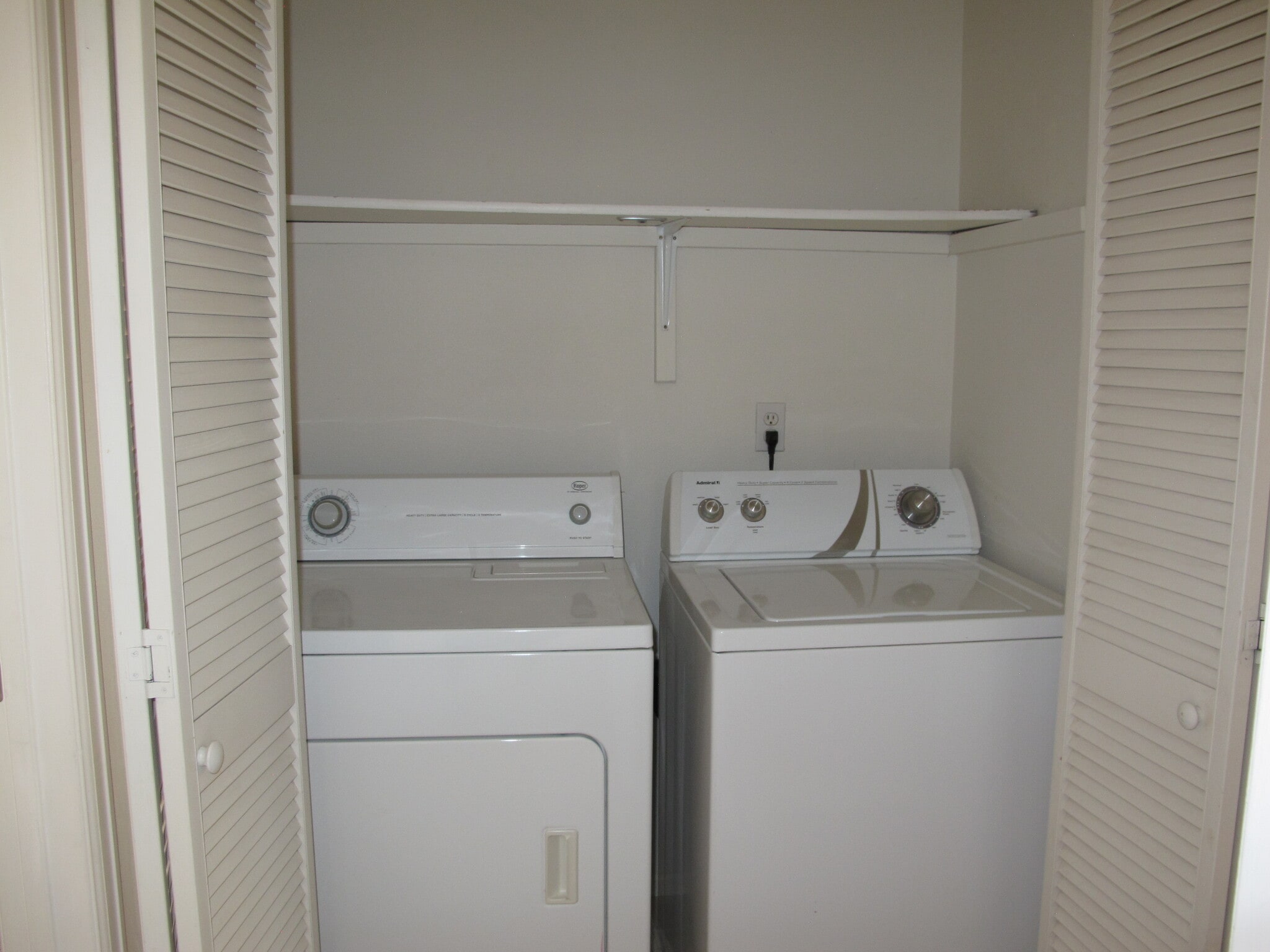 Building Photo - 1143 E Carolina Ave