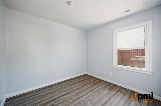 Building Photo - 3 BEDROOM 2 BATH W/GARAGE IN VIRGINIA BEACH PETS ALLOWED