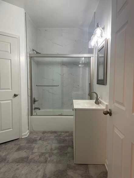 Bathroom with shower/tub - 4551 Strutfield Ln