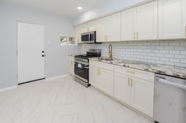 Primary Photo - Renovated 3-Bedroom Townhome in Prime Germ...