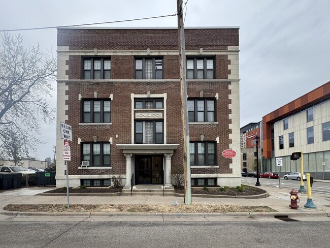 Building Photo - "Charming Studio Retreat in Minneapolis - Cozy 410 Sq. Ft. Gem with Full Bath!"