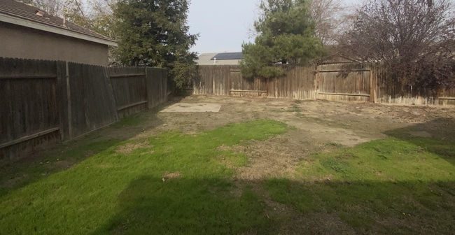 Building Photo - Spacious 4 Bedroom House