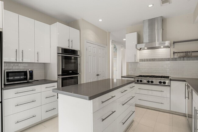 Building Photo - 14207 Woodville Gardens Dr