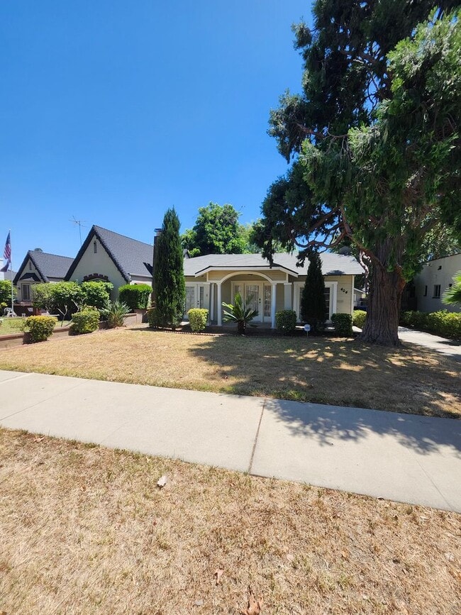 Building Photo - Charming Colonial-Style 2-Bedroom Home in Ontario