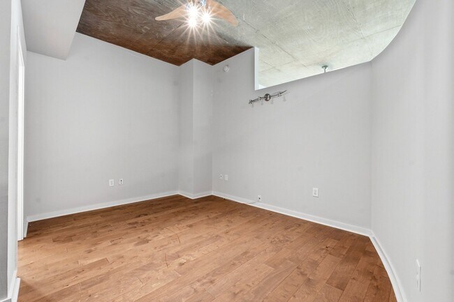 Building Photo - One bedroom condo located in heart of Buckhead!
