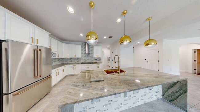 Building Photo - 6BR /5BA  LUXURY POOL HOME -  Fells Landing Subdivision- Minutes to Medical City! **1/2 OFF FIRST...