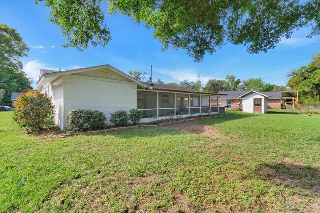 Building Photo - Charming 3-Bedroom Home with Granite Count...