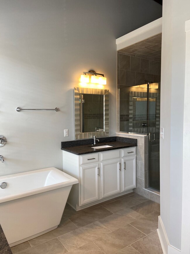 Master Bath - 1200 Commerce St