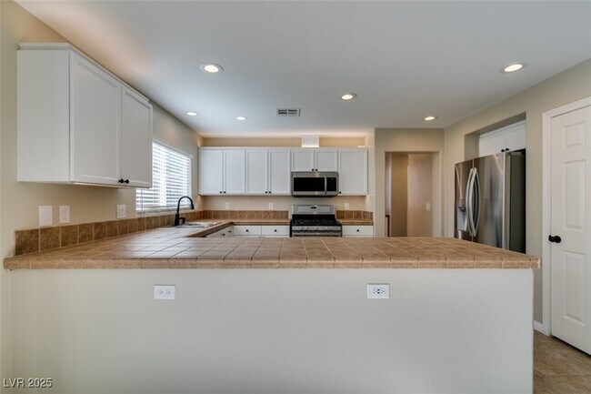 Building Photo - 25 Precipice Ct