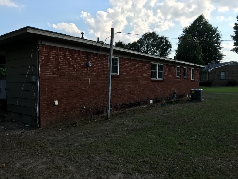 Building Photo - 701 Oak St