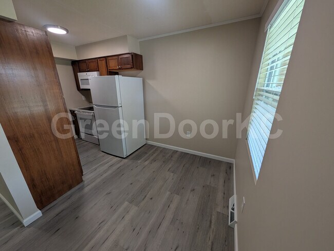 Building Photo - 405 Holiday Dr