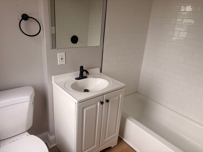 Building Photo - Newly Updated 2-Bedroom, 1 bath | Modern Finishes | $1,250/Month