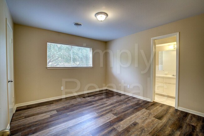Building Photo - 6426 Chapman Dr