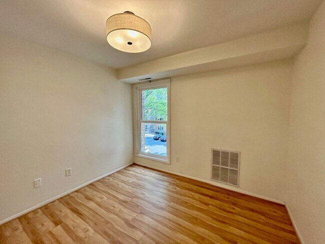 Building Photo - Commuter's dream!