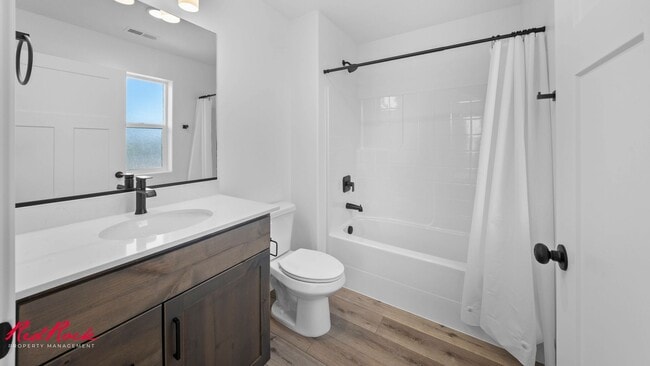 Building Photo - Move in Special! $800 off First Full Month's Rent!