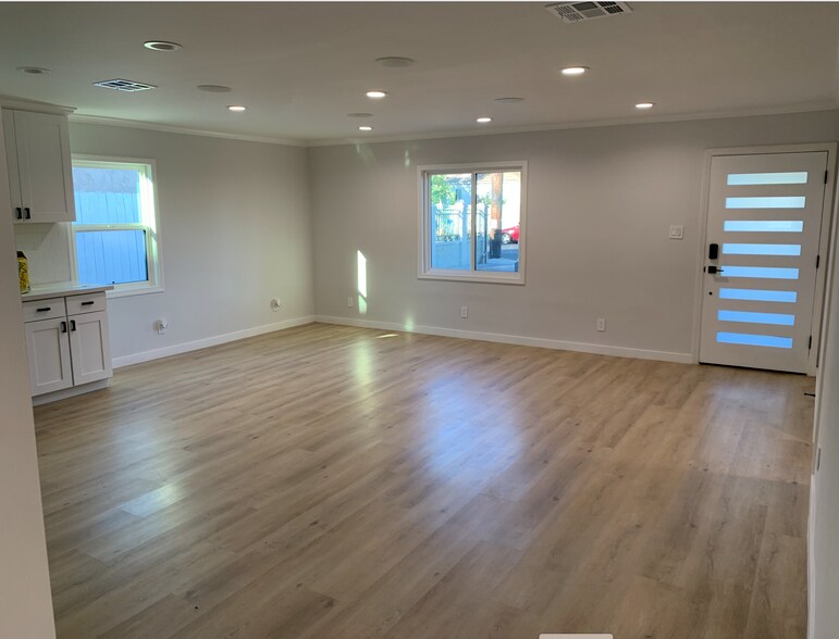 Building Photo - 7449 Variel Ave
