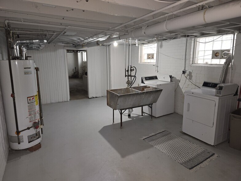 Building Photo - 1096 Beaconsfield Ave