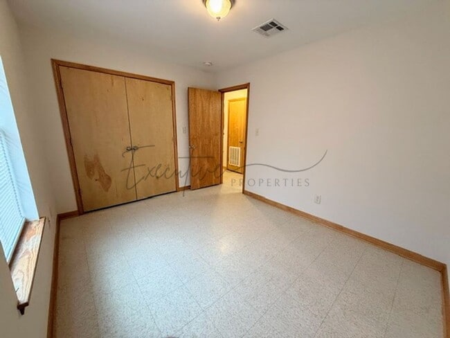 Building Photo - 2528 Crockett St