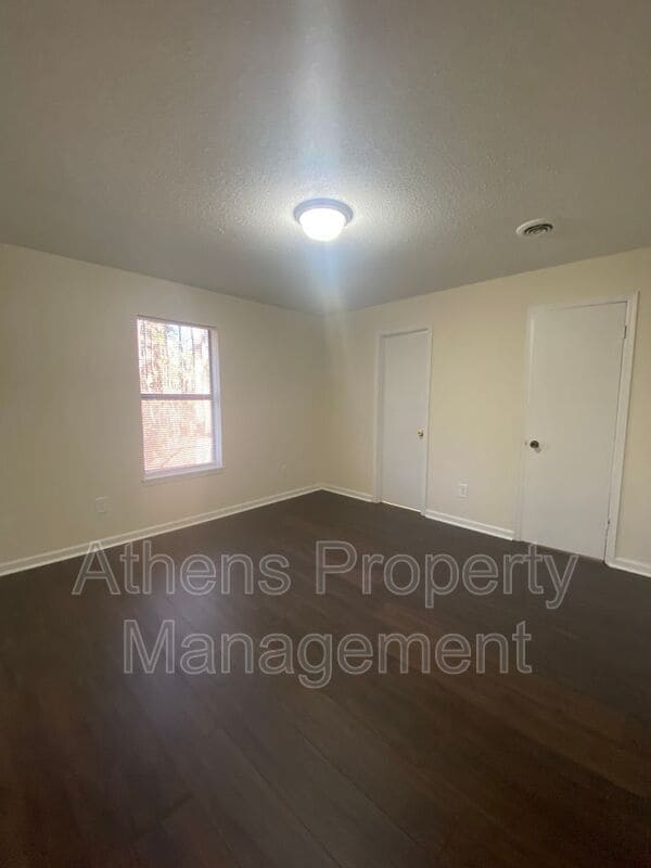 Building Photo - 131 Pinehurst Ct
