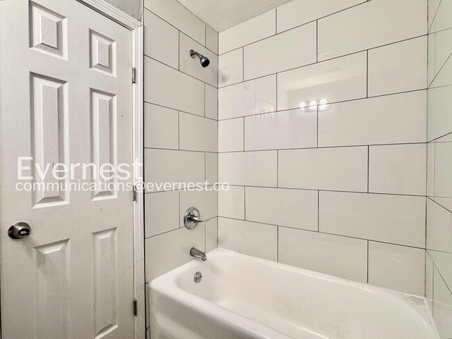 Building Photo - 2 Bed/1 Bath Townhome with Off-Street Parking / Pet-Friendly / Available Now!