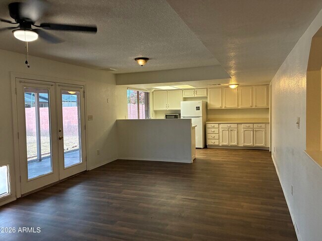 Building Photo - 602 W Wickieup Ln
