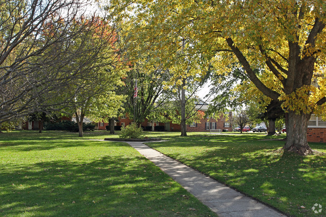 Courtyard - Coachlite Apartments