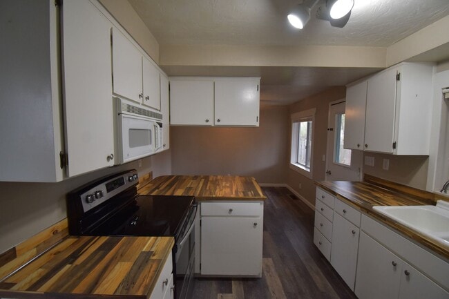 Building Photo - Modern home tucked away in the adorable little town of Brownsville.