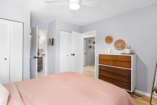 Building Photo - 3 br, 1.5 bath Townhome - 11247 Snowflake ...