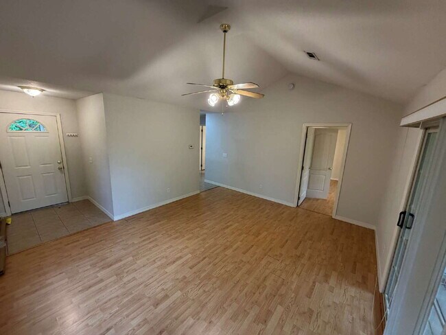Building Photo - Beautiful Townhome in a Prime Fayetteville Location