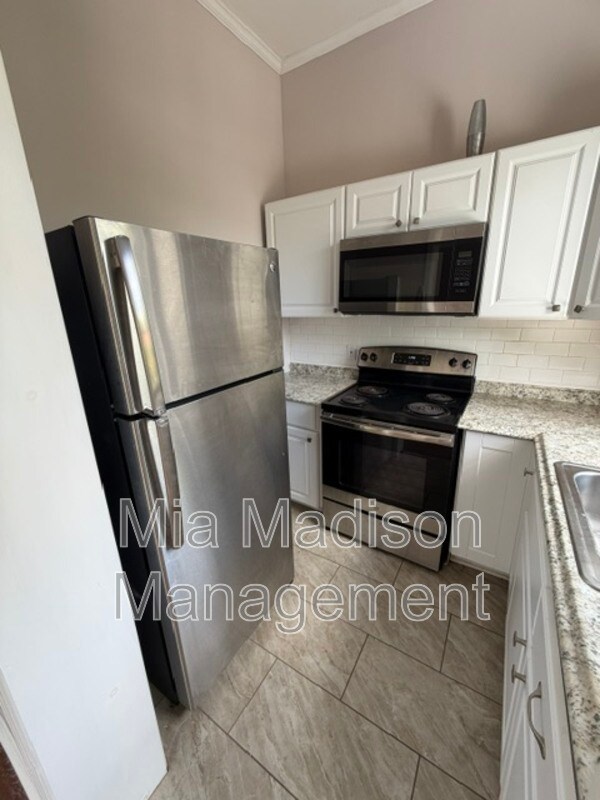 Building Photo - 305 W 39th St