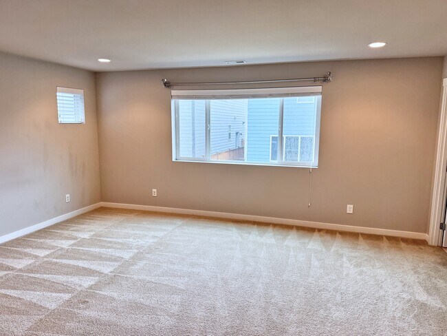 Building Photo - Seven Seven Oaks St SE