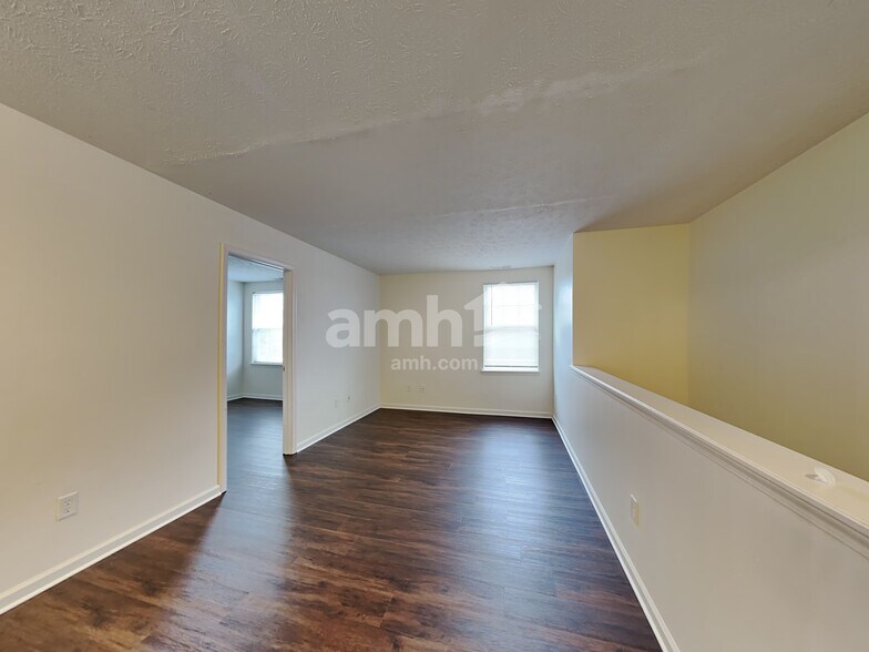 Building Photo - 6154 N Woodhaven Dr