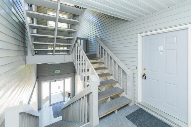 Building Photo - 1346 S College Mall Rd