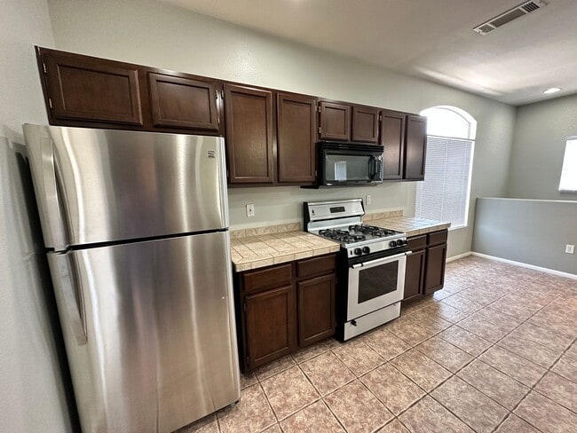 Building Photo - Summerlin Stunner!!