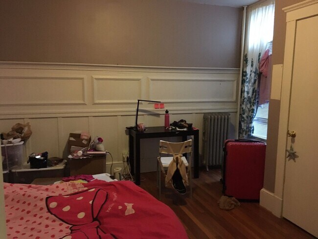 Building Photo - Amazing 4 Bedroom Apartment available 9/1/26