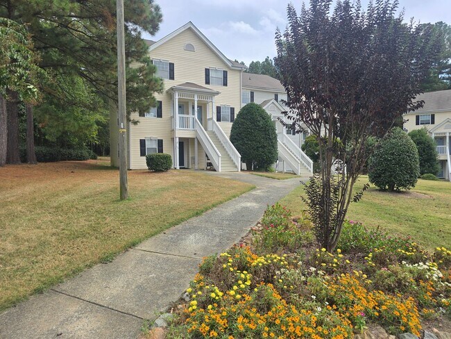Building Photo - Convenient 2BR/2.5BA Condo in Chapel Hill
