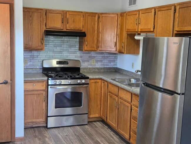 Building Photo - 979 Victoria St N