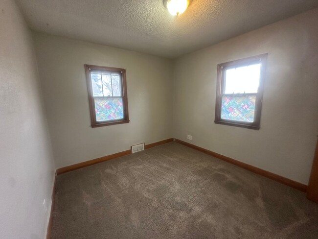 Building Photo - 2 bedroom, 1.5 bathroom, pet friendly home...