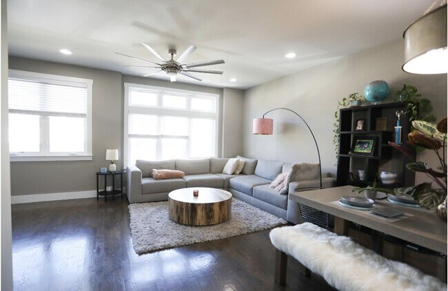 Building Photo - 3 Bed, 3.5 Bath Home w/ 2 Car Garage and Lake Views